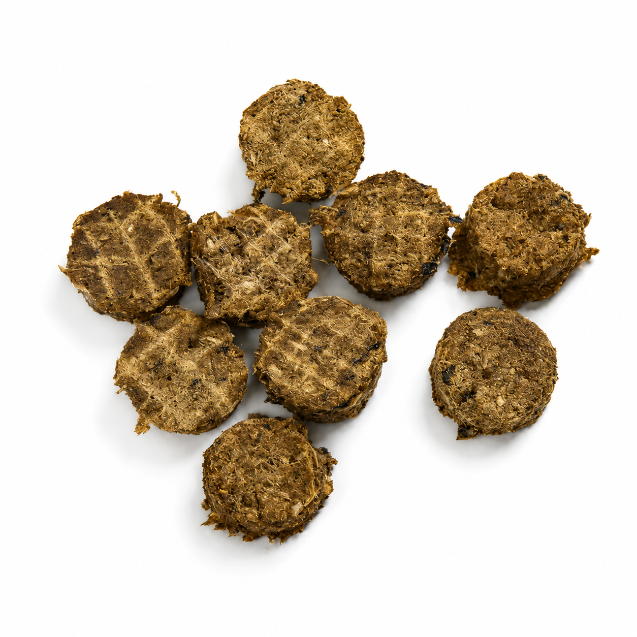 Getrocknete Dorschtaler für Hunde auf reinweißem Hintergrund mit natürlichem Schatten. Die runden, hellbraunen Fischsnack-Scheiben zeigen ihre natürliche Struktur und eignen sich als hochwertiger, proteinreicher Kausnack für Hunde.