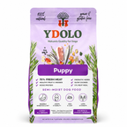 YDOLO Puppy Semi-Moist Hundefutter für Welpen in lilafarbener Verpackung vor weißem Hintergrund mit natürlichem Schatten. Halbfeuchtes, getreide- und glutenfreies Hundefutter mit 75 % Frischfleisch, Monoprotein und präbiotischen Kräutern – geeignet für Welpen aller Rassen.