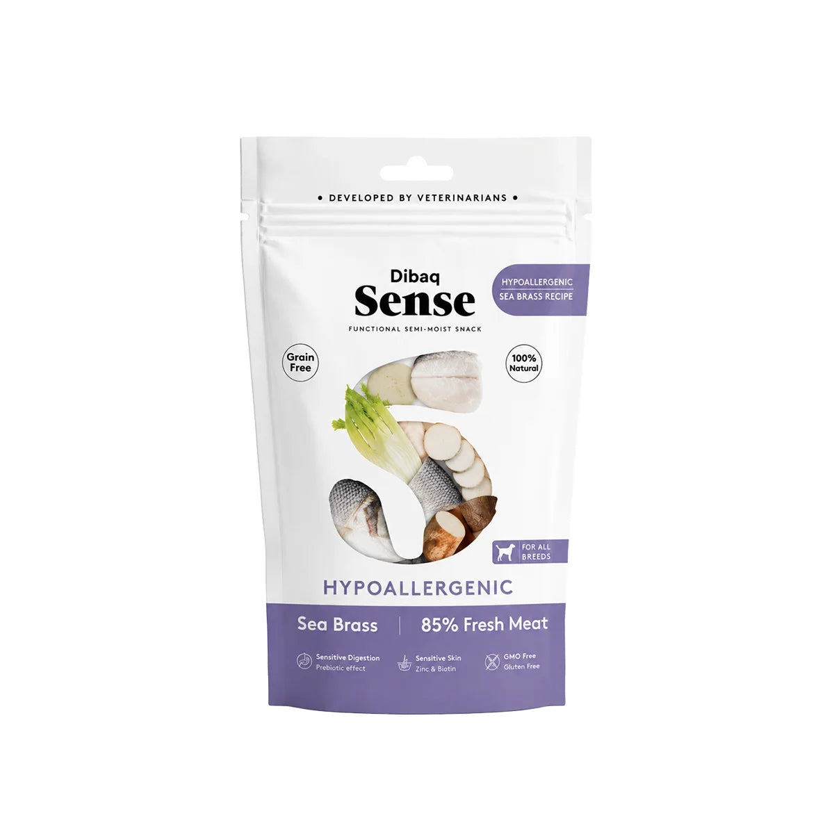 Ein weißer, wiederverschließbarer Beutel des Hundesnacks „Dibaq Sense Hypoallergenic“ mit Wolfsbarsch (Sea Bass) steht auf einem weißen Hintergrund. Die Verpackung zeigt Fisch, Gemüse und den Hinweis auf 85 % frisches Fleisch sowie einen weichen, natürlichen Schatten.