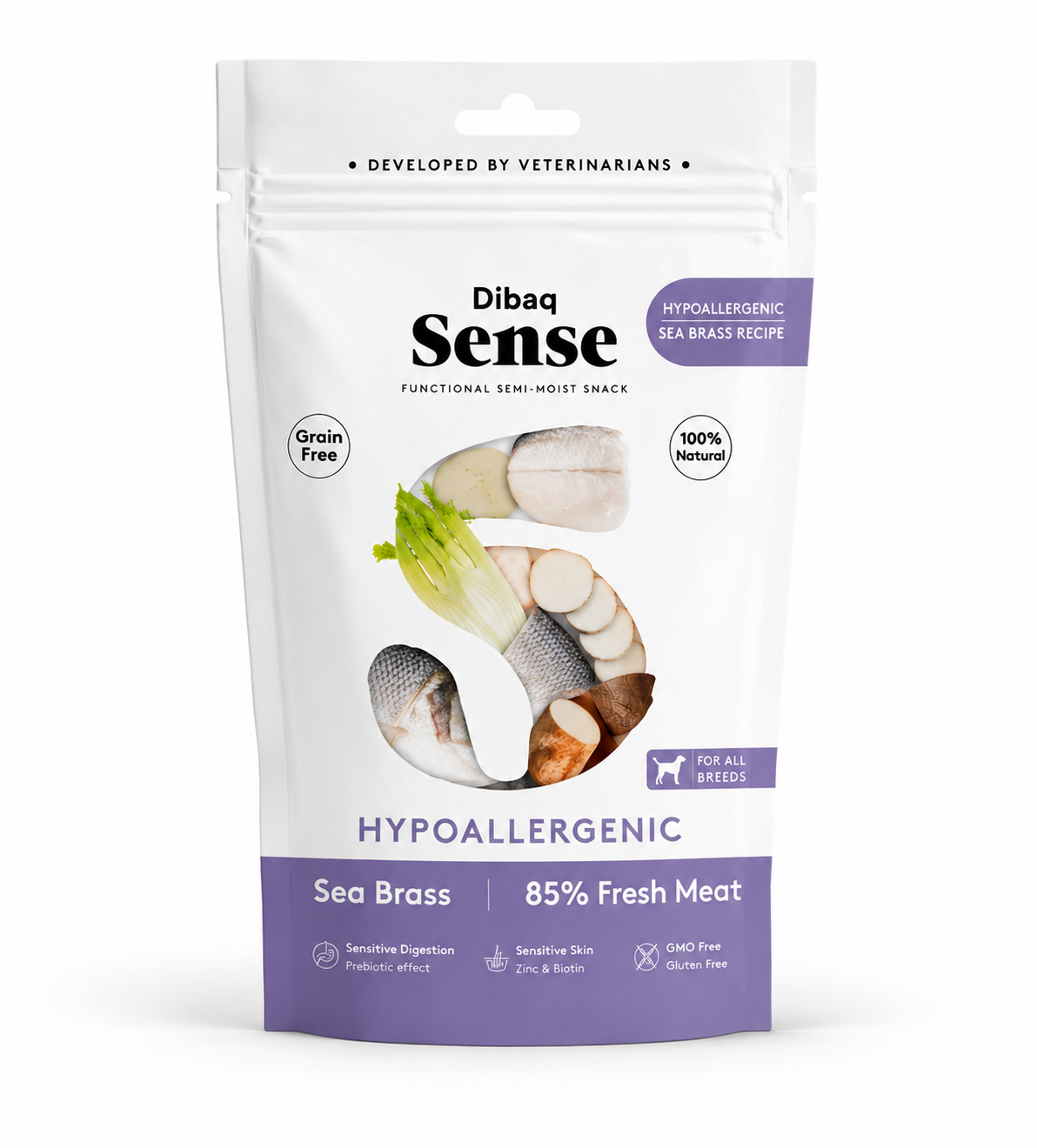 Ein weißer, wiederverschließbarer Beutel des Hundesnacks „Dibaq Sense Hypoallergenic“ mit Wolfsbarsch (Sea Bass) steht auf einem weißen Hintergrund. Die Verpackung zeigt Fisch, Gemüse und den Hinweis auf 85 % frisches Fleisch sowie einen weichen, natürlichen Schatten.