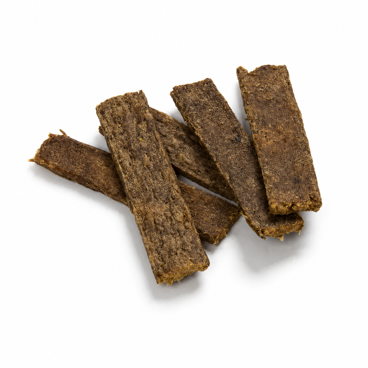 Getrocknete Entenfleischstreifen für Hunde auf reinweißem Hintergrund mit natürlichem Schatten. Die proteinreichen, schonend getrockneten Fleischstreifen zeigen ihre natürliche Struktur und eignen sich ideal als schmackhafte Belohnung oder Trainingssnack für Hunde.