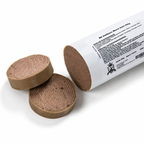 Eine angeschnittene haltbare Entenwurst für Hunde (800 g) in einer weißen Wursthülle liegt auf einem weißen Hintergrund. Zwei dicke Scheiben der Wurst sind davor platziert und zeigen die feine, schnittfeste Konsistenz. Ein weicher, natürlicher Schatten sorgt für eine realistische Produktdarstellung.