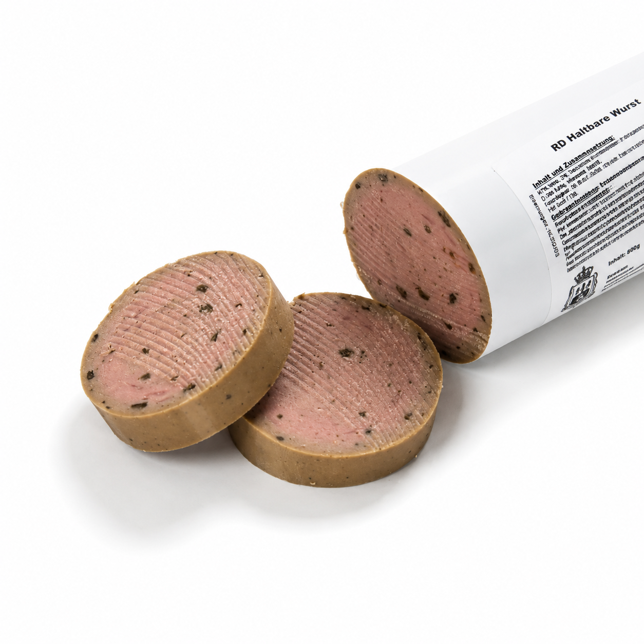 Eine angeschnittene haltbare Huhnwurst für Hunde (800 g) in einer weißen Wursthülle liegt auf einem weißen Hintergrund. Zwei dicke Scheiben der Wurst sind davor platziert und zeigen die feine, schnittfeste Konsistenz. Ein weicher, natürlicher Schatten sorgt für eine realistische und hochwertige Produktdarstellung.