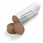 Eine angeschnittene haltbare Lachswurst für Hunde (200 g) liegt auf einem weißen Hintergrund. Das abgeschnittene Endstück ist neben der geöffneten Wurst platziert und zeigt die glatte, schnittfeste Struktur. Ein weicher, natürlicher Schatten sorgt für eine realistische Produktdarstellung.