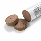 Eine angeschnittene haltbare Lachswurst für Hunde (800 g) in einer weißen Wursthülle liegt auf einem weißen Hintergrund. Zwei dicke Scheiben der Wurst sind davor platziert und zeigen die feine, schnittfeste Konsistenz. Weiche, natürliche Schatten sorgen für eine realistische Produktdarstellung.
