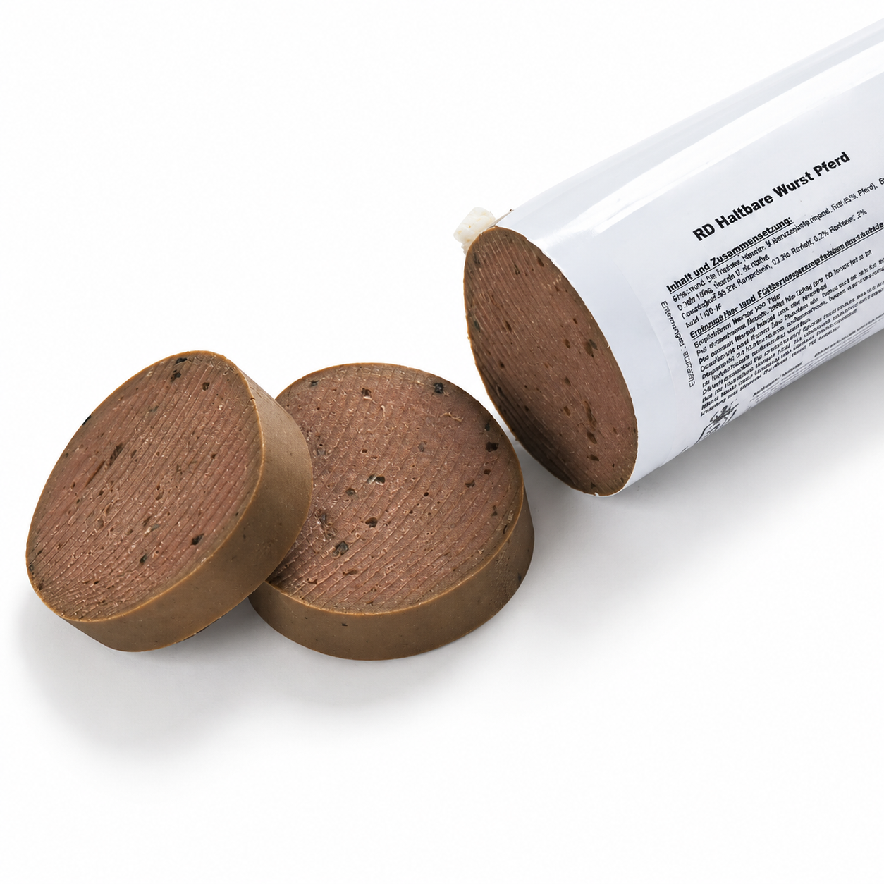 Eine haltbare Pferdewurst für Hunde in einer weißen Wursthülle mit Produktetikett liegt diagonal auf einem weißen Hintergrund. Die 800-g-Trainingswurst wird durch einen weichen, natürlichen Schatten hervorgehoben und eignet sich ideal als Belohnung oder für das Hundetraining.