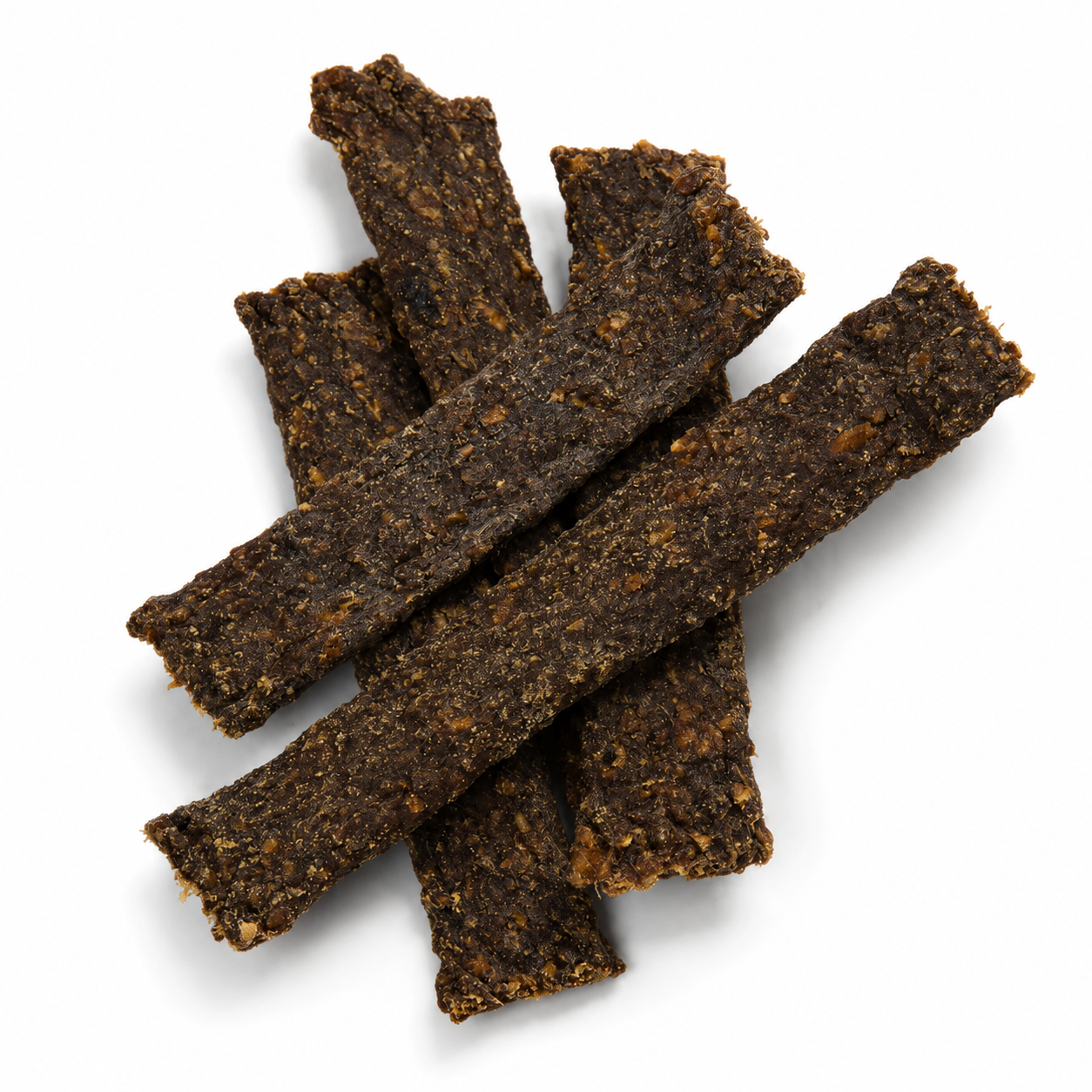 Sechs dunkelbraune Hasenfleischstreifen liegen leicht überlappend auf einem weißen Hintergrund. Die getrockneten Hundesnacks besitzen eine feste, faserige Struktur und werden durch weiche, natürliche Schatten hervorgehoben.