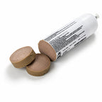 Eine angeschnittene haltbare Hühnerwurst für Hunde (200 g) liegt auf einem weißen Hintergrund. Das abgeschnittene Endstück ist neben der geöffneten Wurst platziert und zeigt die glatte, schnittfeste Struktur. Ein weicher, natürlicher Schatten sorgt für eine realistische Produktdarstellung.