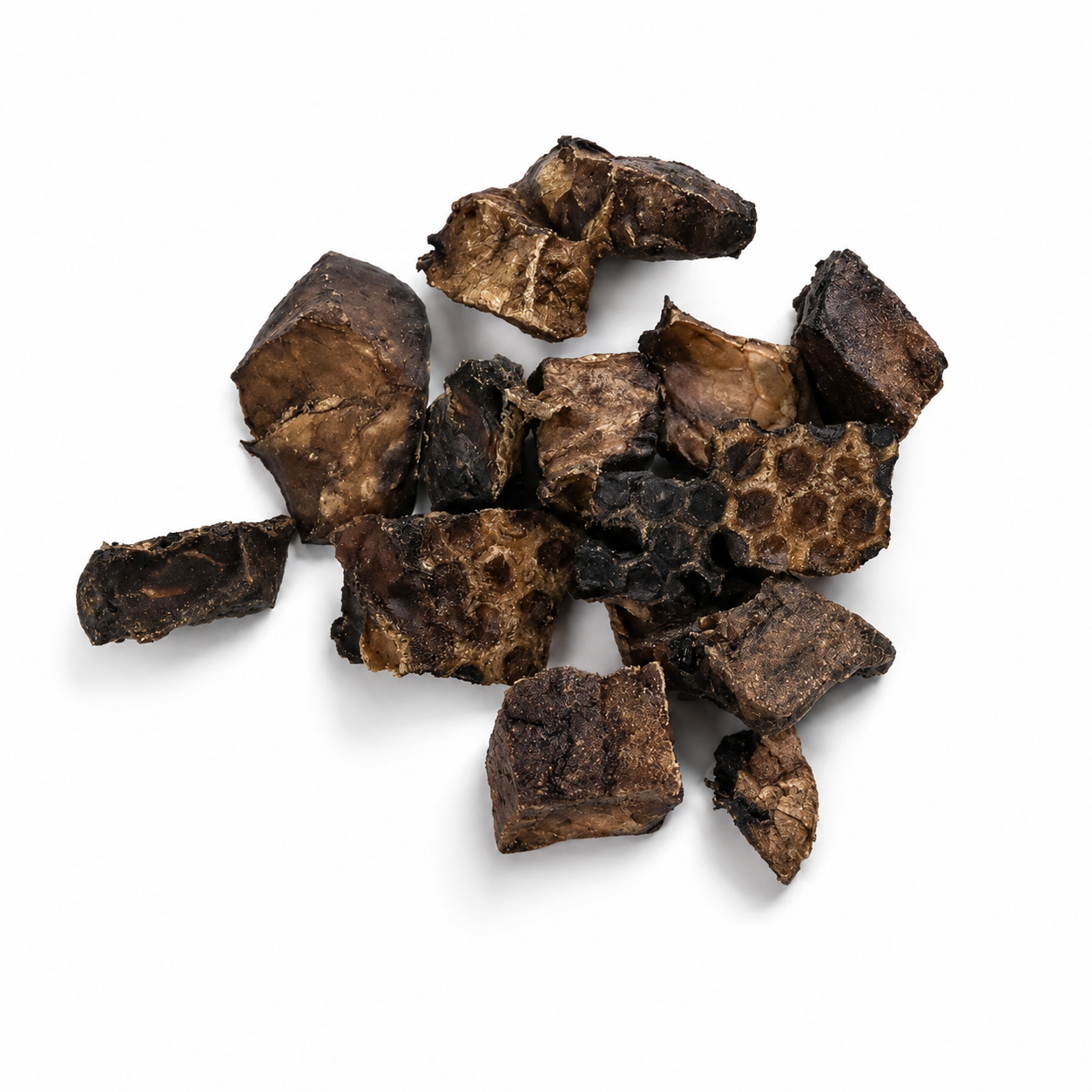 Getrocknete Lammlungenwürfel für Hunde auf reinweißem Hintergrund mit natürlichem Schatten. Die schonend getrockneten, proteinreichen Lungenstücke zeigen ihre natürliche Struktur und eignen sich ideal als schmackhafter Belohnungssnack oder Trainingssnack für Hunde.