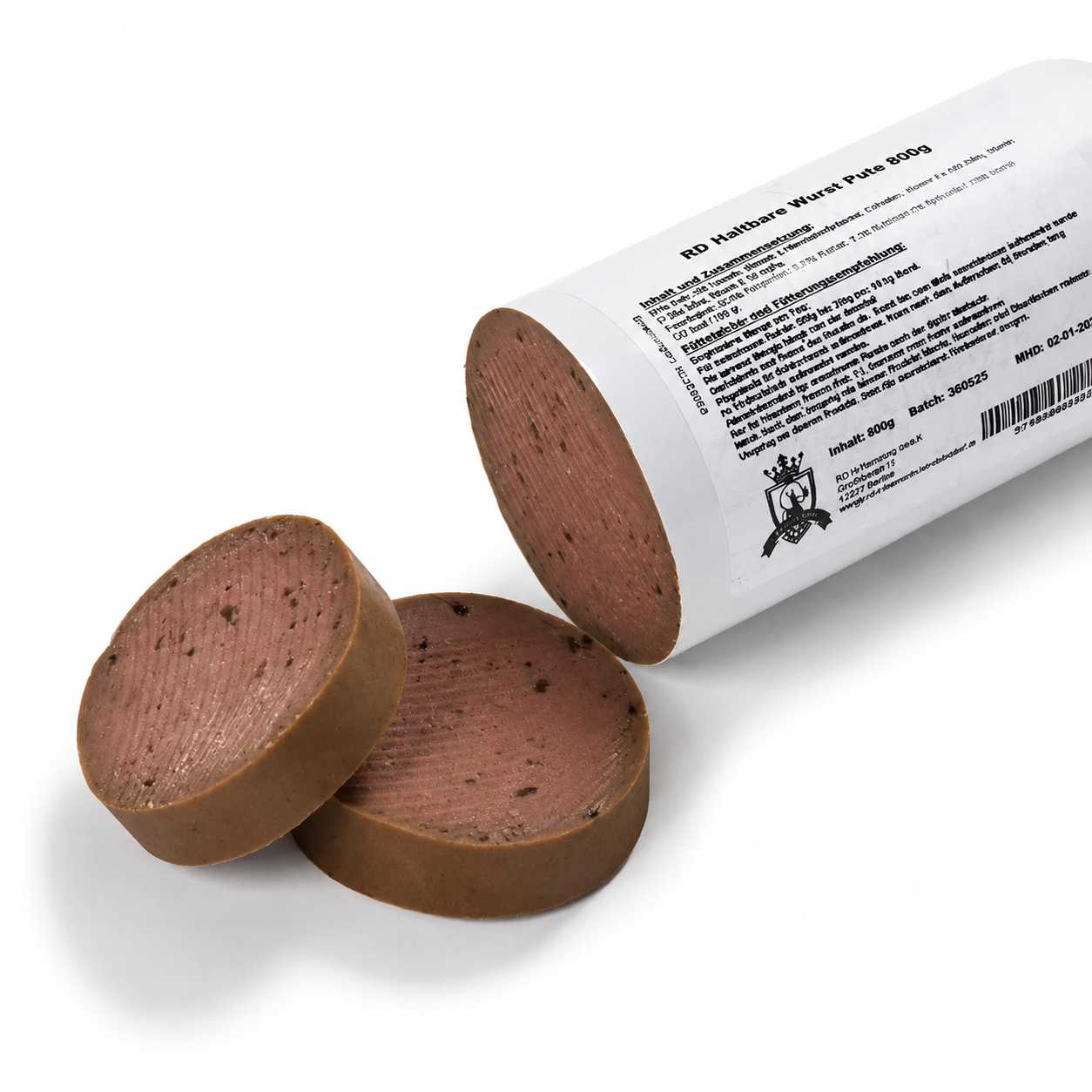 Eine angeschnittene haltbare Putenwurst für Hunde (800 g) in einer weißen Wursthülle liegt auf einem weißen Hintergrund. Zwei dicke Scheiben der Wurst sind davor platziert und zeigen die feine, schnittfeste Konsistenz. Ein weicher, natürlicher Schatten sorgt für eine realistische Produktdarstellung.